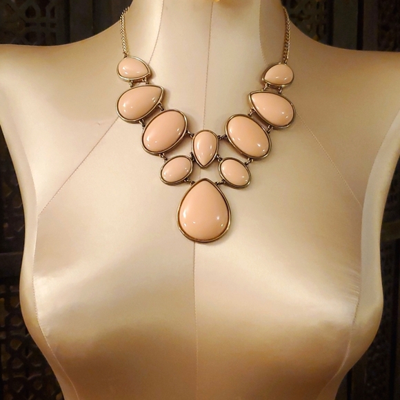 Pink and gold statement necklace - Picture 3 of 10